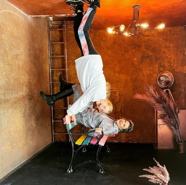 Magda Narożna pielęgnuje relacje z córką ”Lubicie czasami przewrócić świat do góry nogami”? Do sieci trafił niezwykle zabawny kadr wokalistki.