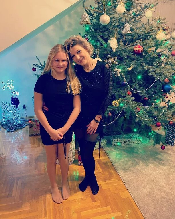 Magda Narożna pielęgnuje relacje z córką ”Lubicie czasami przewrócić świat do góry nogami”? Do sieci trafił niezwykle zabawny kadr wokalistki.