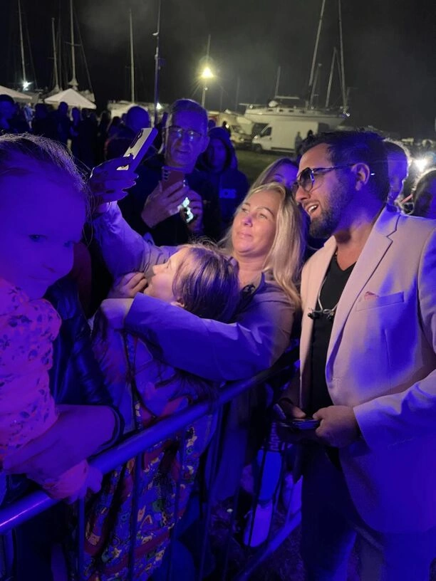 Andre rozgrzewa fanów w Błotniku: tłumy śpiewają razem z gwiazdą disco polo
