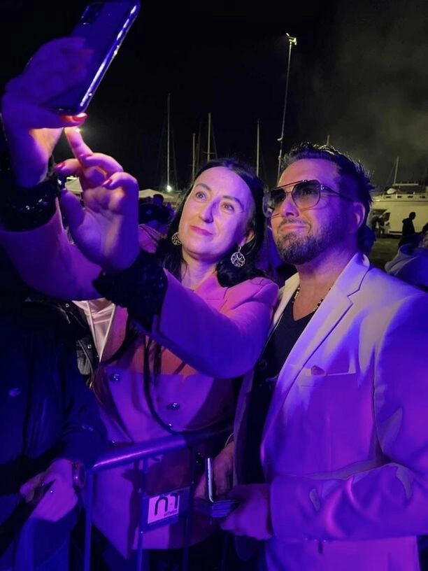 Andre rozgrzewa fanów w Błotniku: tłumy śpiewają razem z gwiazdą disco polo
