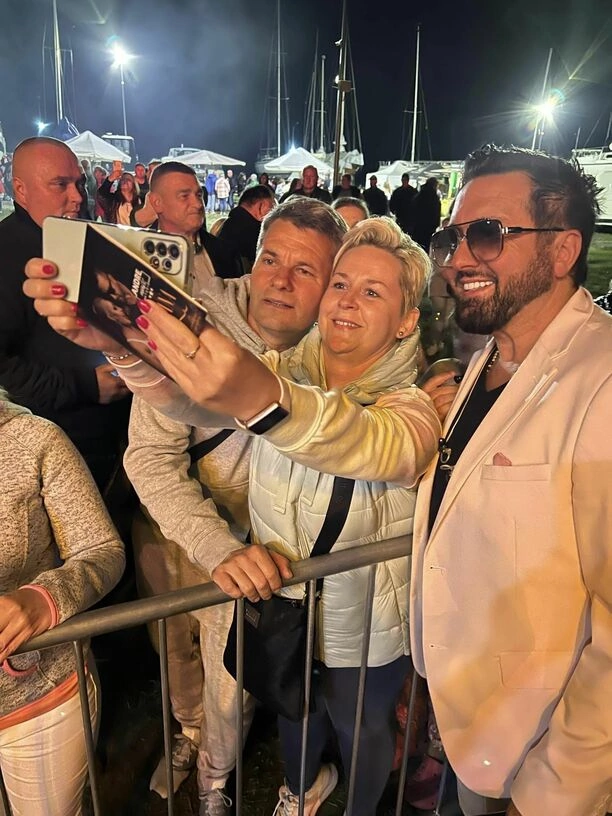 Andre rozgrzewa fanów w Błotniku: tłumy śpiewają razem z gwiazdą disco polo
