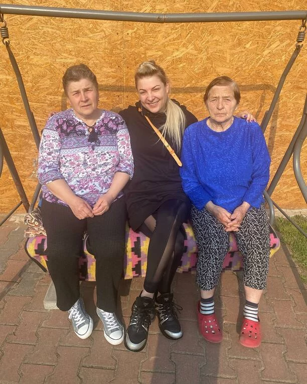 Wzruszające zdjęcie uwielbianej gwiazdy disco polo! Magdalena Narożna pokazała swoją mamę i babcię! Podobieństwo jest uderzające! 