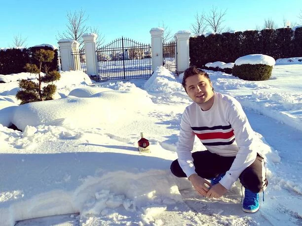 Robi wrażenie! Znany gwiazdor disco polo Patryk Pegza After Party mieszka w Pałacu?! Z wielkiej skarpy widać MORZE! 