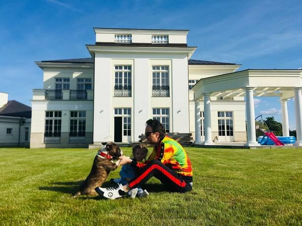 Robi wrażenie! Znany gwiazdor disco polo Patryk Pegza After Party mieszka w Pałacu?! Z wielkiej skarpy widać MORZE! 