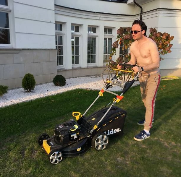 Robi wrażenie! Znany gwiazdor disco polo Patryk Pegza After Party mieszka w Pałacu?! Z wielkiej skarpy widać MORZE! 