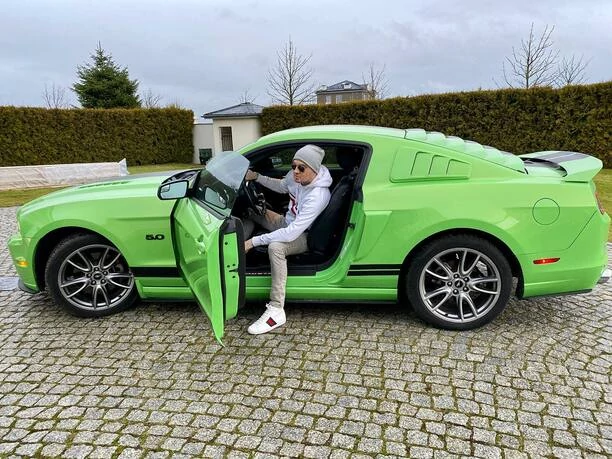 Robi wrażenie! Znany gwiazdor disco polo Patryk Pegza After Party mieszka w Pałacu?! Z wielkiej skarpy widać MORZE! 