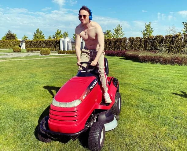 Robi wrażenie! Znany gwiazdor disco polo Patryk Pegza After Party mieszka w Pałacu?! Z wielkiej skarpy widać MORZE! 