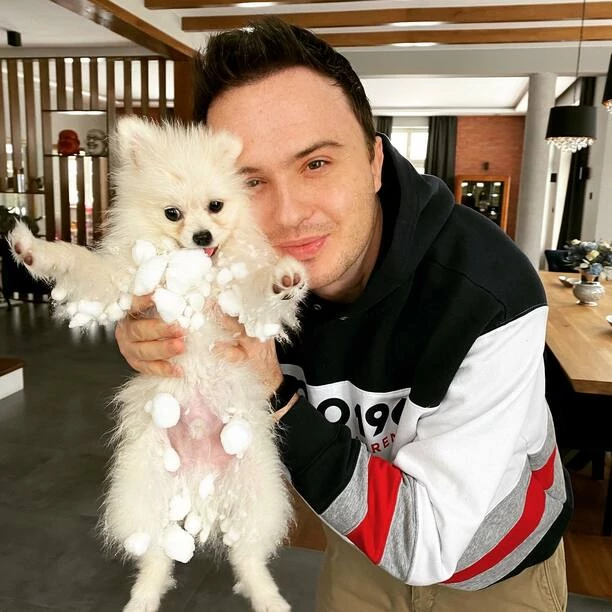 Robi wrażenie! Znany gwiazdor disco polo Patryk Pegza After Party mieszka w Pałacu?! Z wielkiej skarpy widać MORZE! 