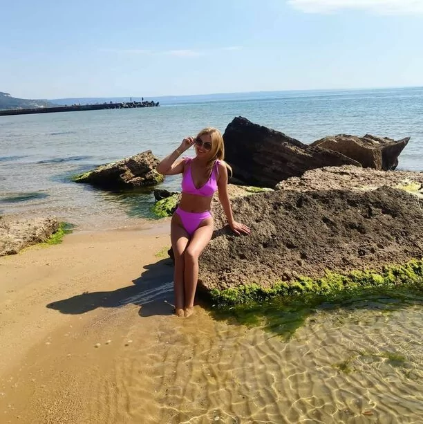 HOT zdjęcia! Żona popularnego gwiazdora disco polo zachwyca figurą w skąpym bikini! 