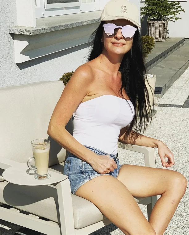 Cudowna gwiazda kokietuje w bikini! Kadr z jej ogrodu robi furorę w sieci! FOTO