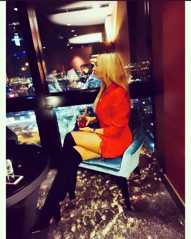 Zdolna gwiazda disco polo odważnie kusi ciałem! Gorący widok rozpala wyobraźnię! 