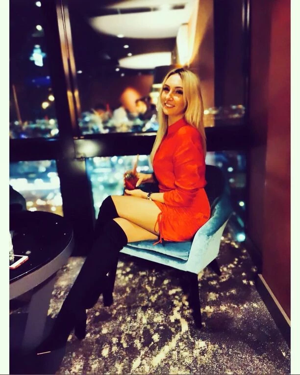 Zdolna gwiazda disco polo odważnie kusi ciałem! Gorący widok rozpala wyobraźnię! 