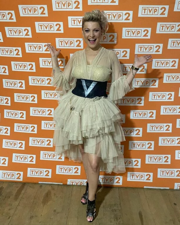 Magdalena Narożna (Piękni i Młodzi) nie do poznania! Gwiazda disco polo zaskoczyła nową fryzurą i odważnymi stylizacjami! 