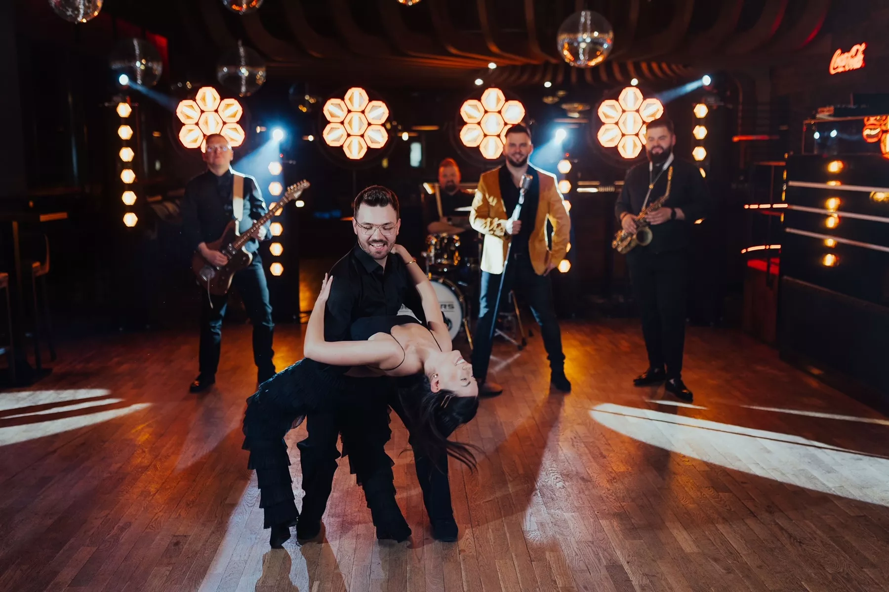 Bomba od Demeters. Autorska piosenka „Jeszcze jedna noc" miesza disco polo z klimatem lat 20.