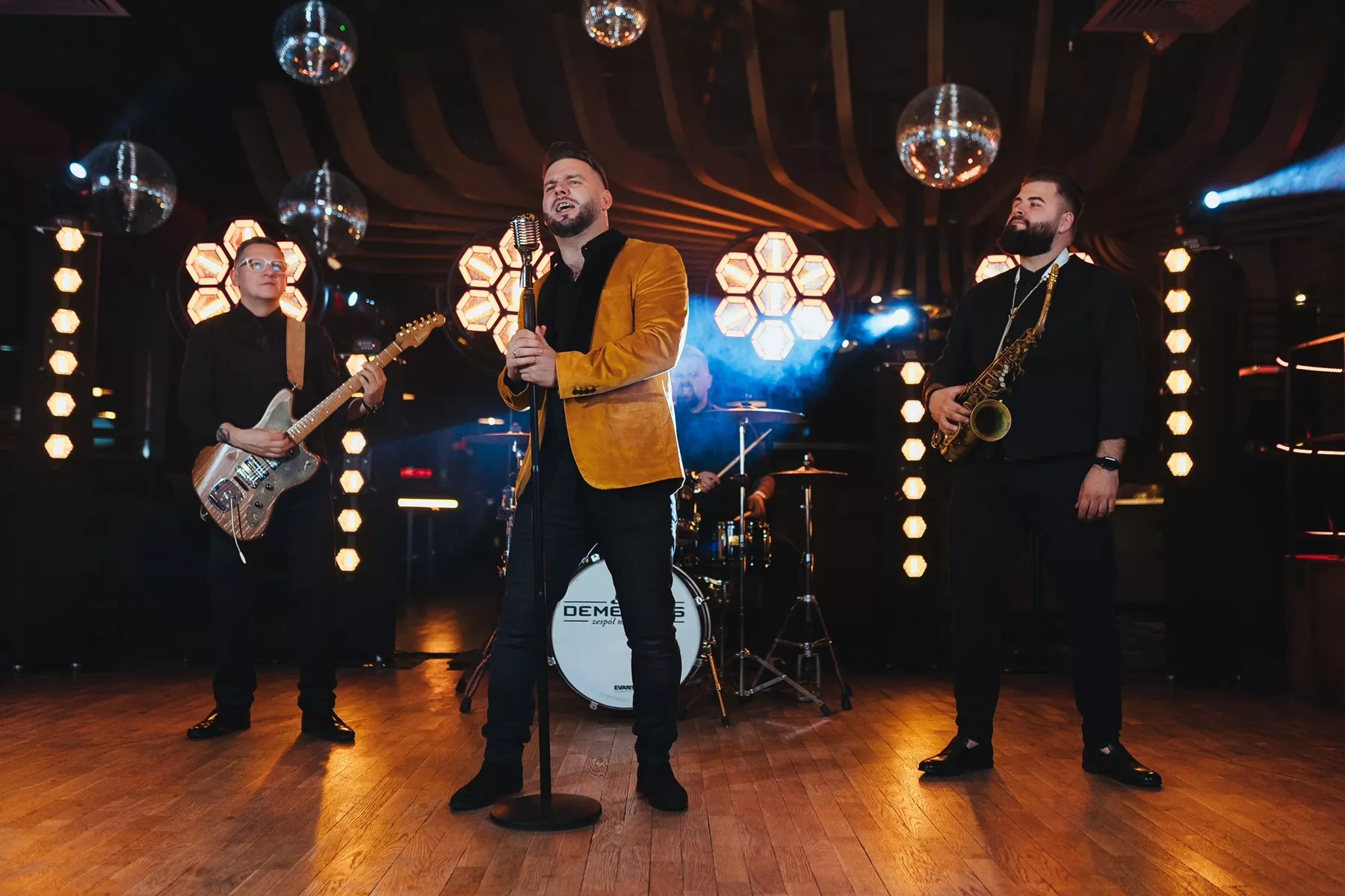 Bomba od Demeters. Autorska piosenka „Jeszcze jedna noc" miesza disco polo z klimatem lat 20.