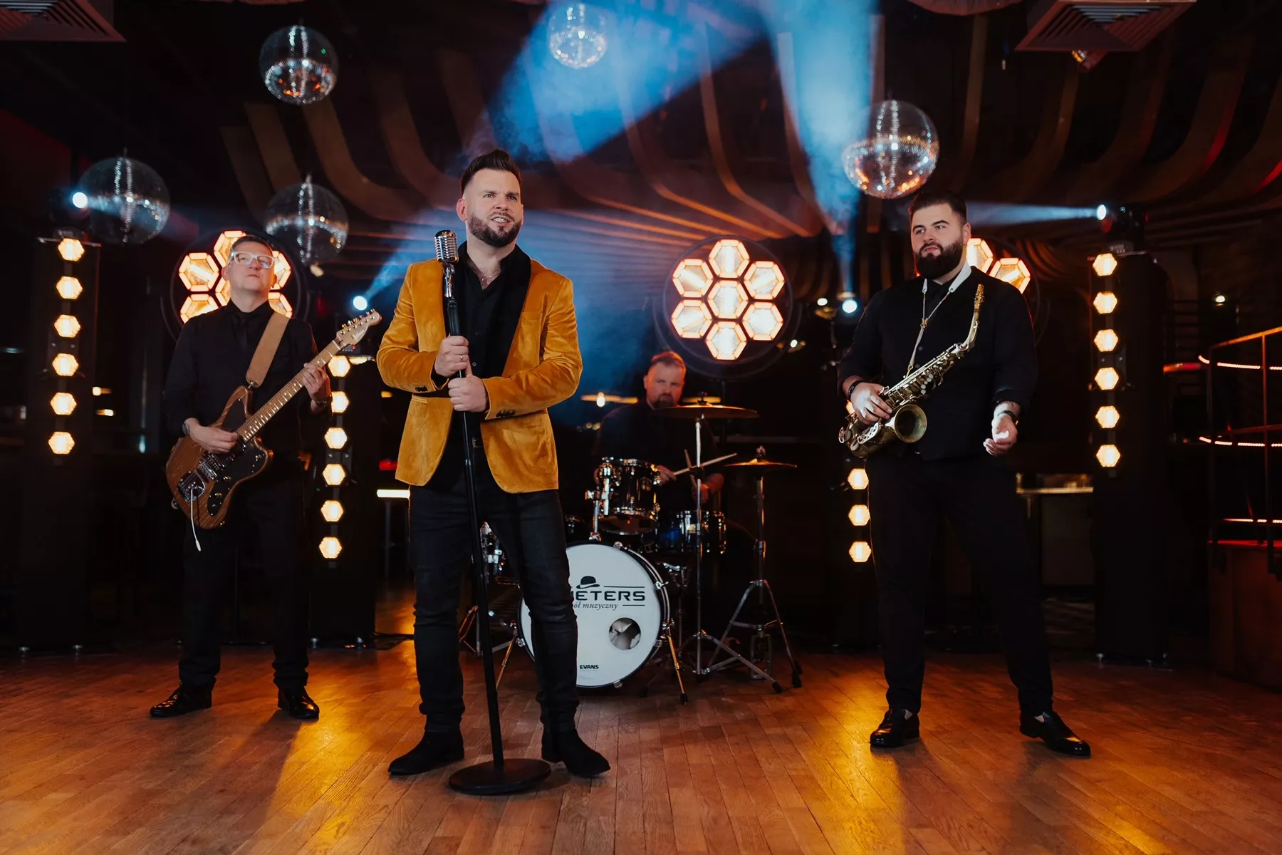 Bomba od Demeters. Autorska piosenka „Jeszcze jedna noc" miesza disco polo z klimatem lat 20.