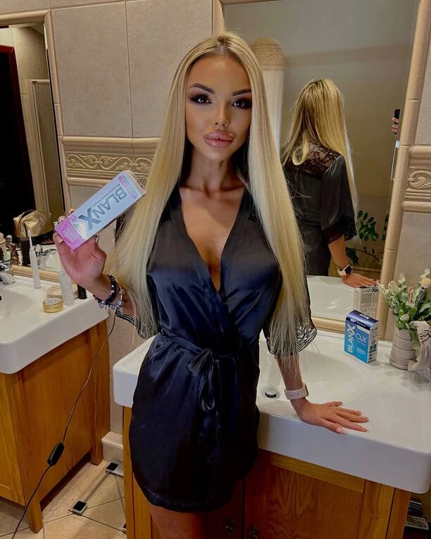 Tak gwiazda disco polo reklamuje pastę do zębów! Piękny uśmiech i dekolt na pierwszym planie | FOTO