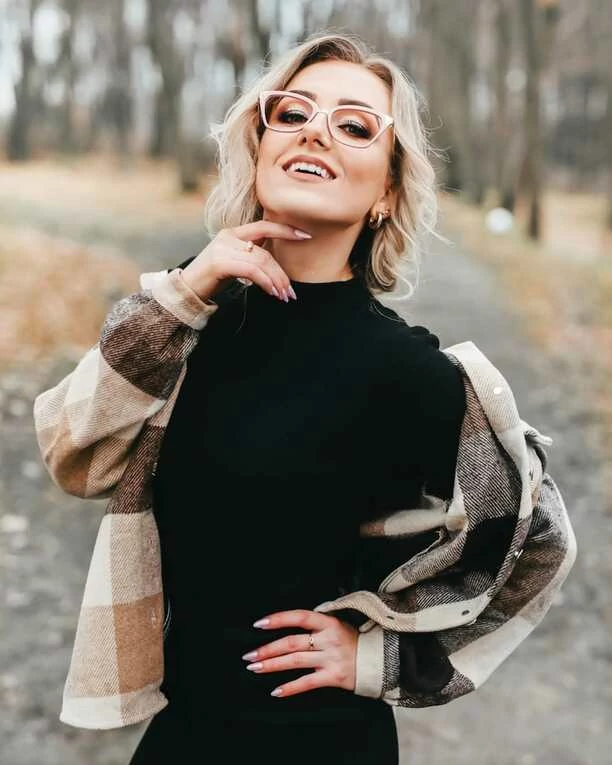 Znana wokalistka wygląda jak prawdziwa femme fatale?! Elwira Matysiak Casandra kusi w seksownych okularach! Fani w szoku!