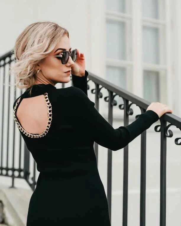 Znana wokalistka wygląda jak prawdziwa femme fatale?! Elwira Matysiak Casandra kusi w seksownych okularach! Fani w szoku!