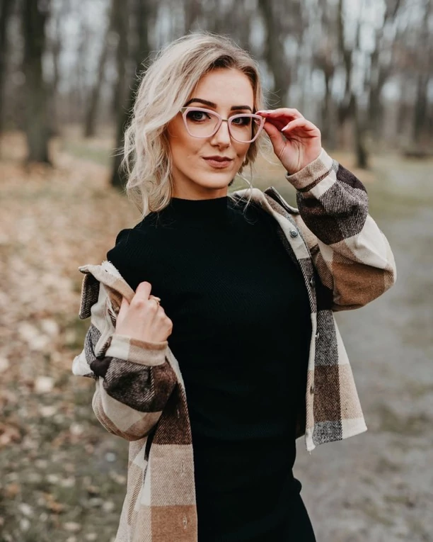 Znana wokalistka wygląda jak prawdziwa femme fatale?! Elwira Matysiak Casandra kusi w seksownych okularach! Fani w szoku!