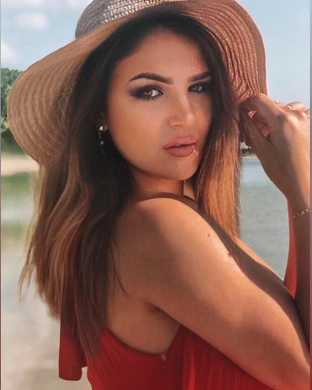 Piękna wokalistka disco polo w promieniach słońca! Gwiazda kusi skąpym bikini! 