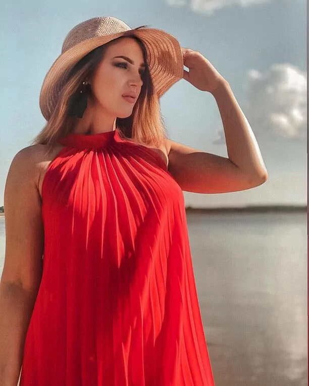 Piękna wokalistka disco polo w promieniach słońca! Gwiazda kusi skąpym bikini! 