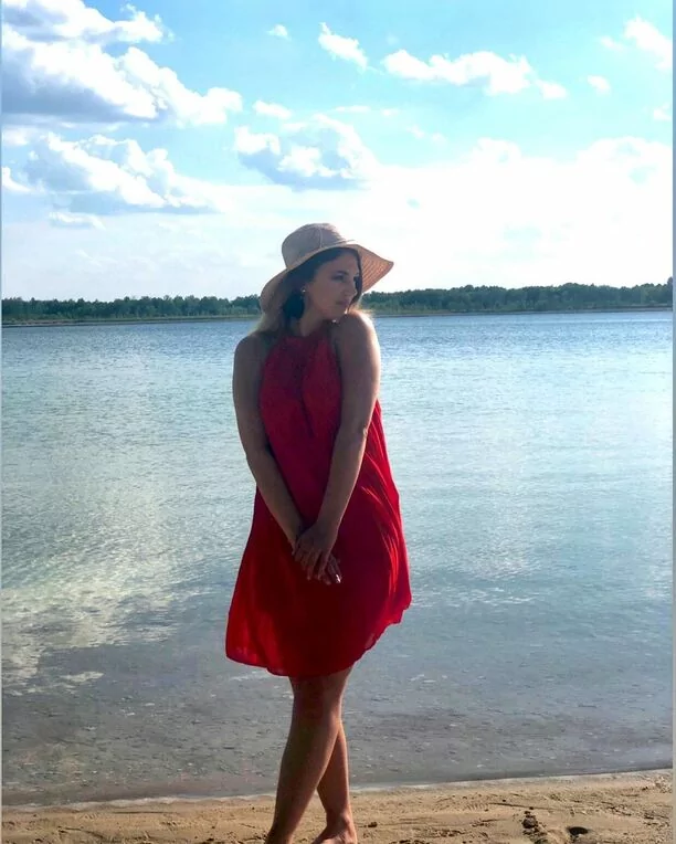 Piękna wokalistka disco polo w promieniach słońca! Gwiazda kusi skąpym bikini! 