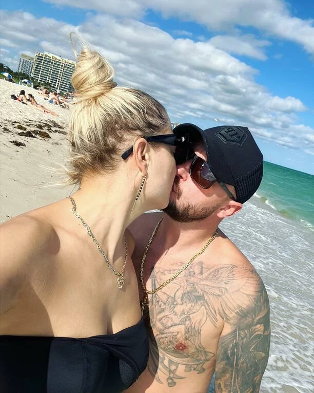 Magdalena Narożna podkręca temperaturę! Niemal naga wygrzewa się na Florydzie! Fani „Dobra dupcia„ ZDJĘCIA