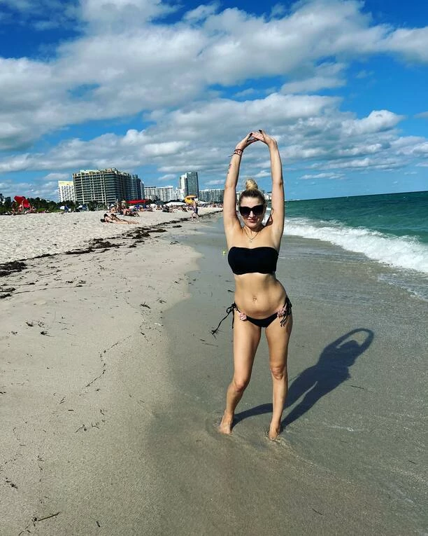 Magdalena Narożna podkręca temperaturę! Niemal naga wygrzewa się na Florydzie! Fani „Dobra dupcia„ ZDJĘCIA