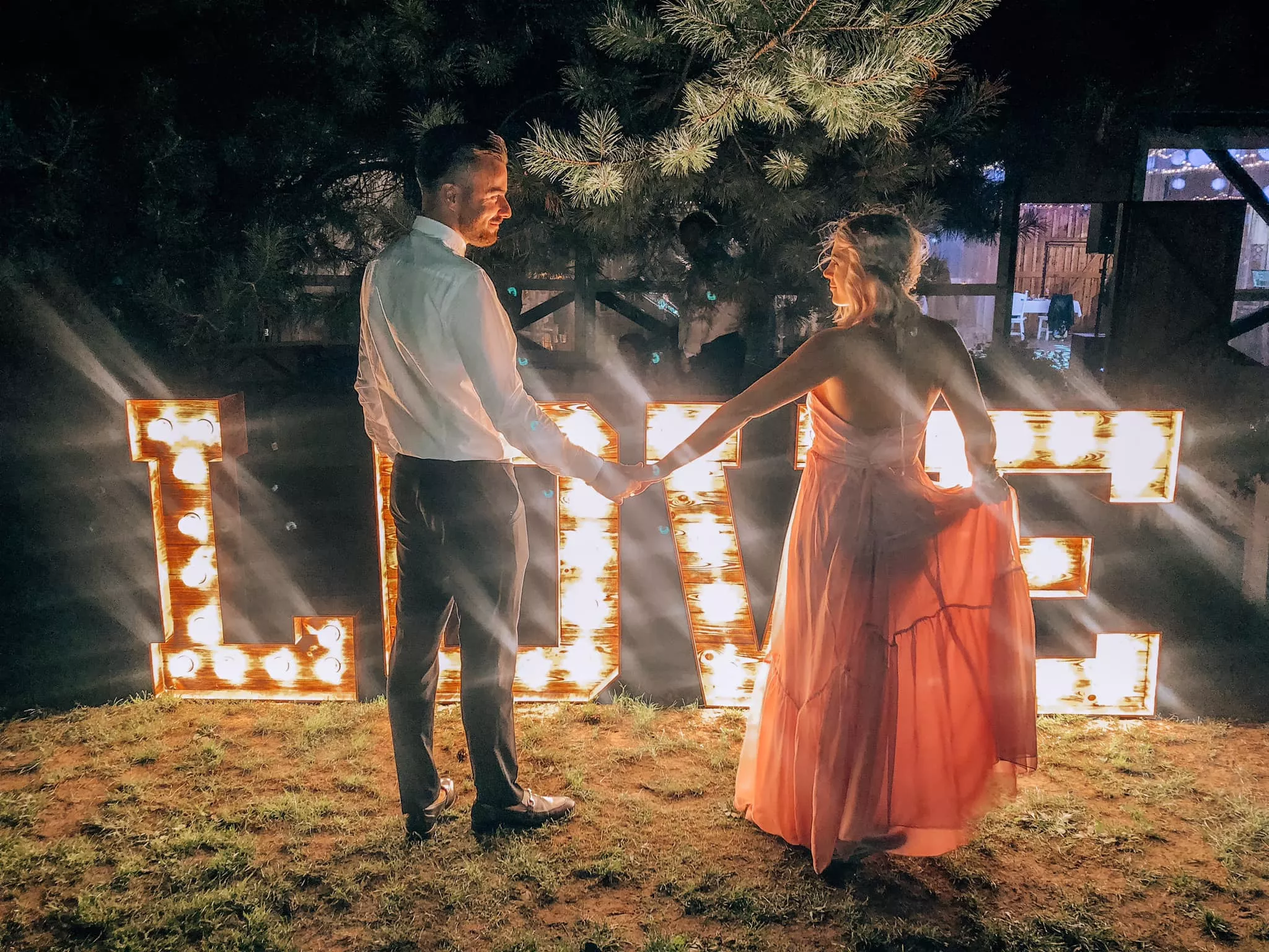 Przepiękna wokalistka disco polo zachwyca na weselu! Gwiazda pokazała się ze swoim ukochanym! ZDJĘCIA 