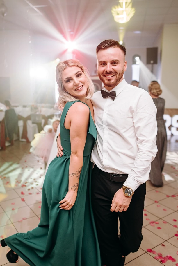 Przepiękna wokalistka disco polo zachwyca na weselu! Gwiazda pokazała się ze swoim ukochanym! ZDJĘCIA 