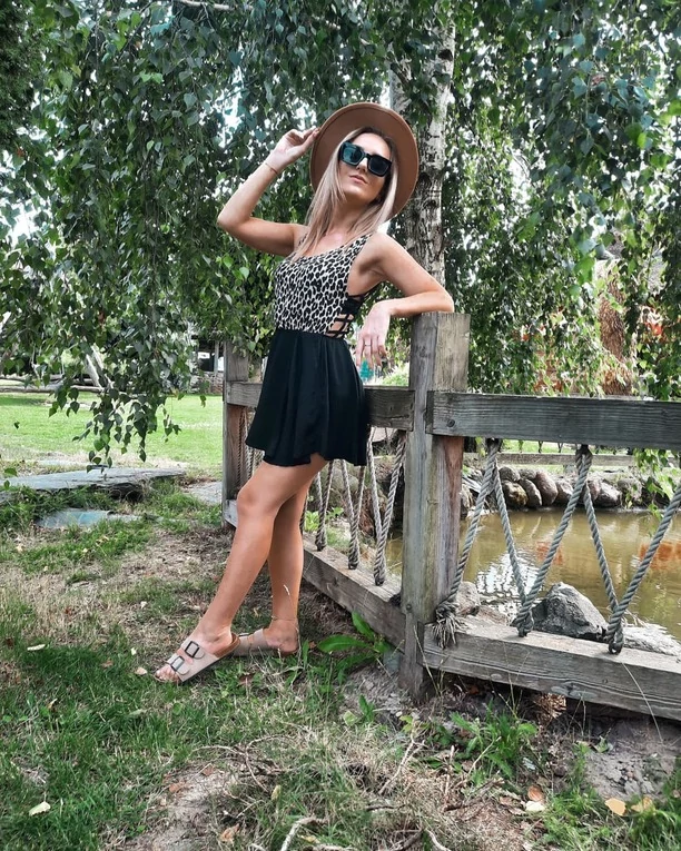 Uwagę fanów zwróciły jej zgrabne nogi! Śliczna gwiazdeczka disco polo zapozowała w kusej mini!