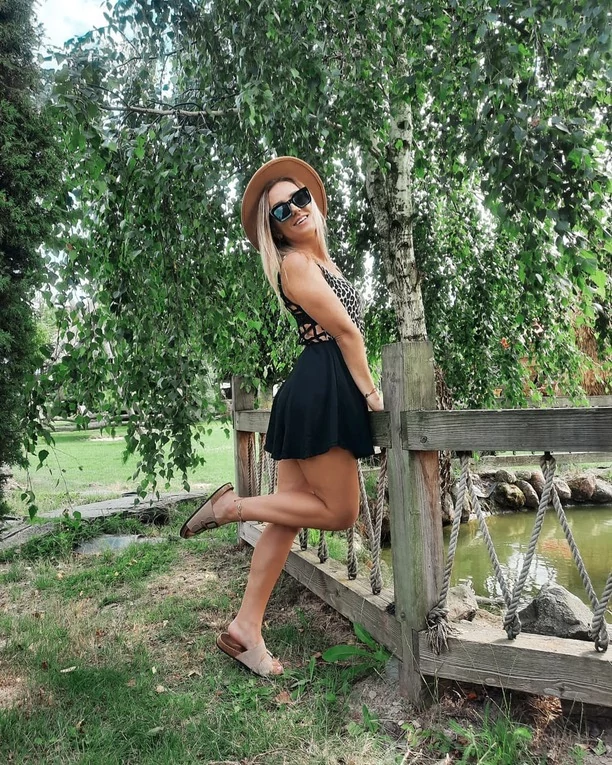 Uwagę fanów zwróciły jej zgrabne nogi! Śliczna gwiazdeczka disco polo zapozowała w kusej mini!