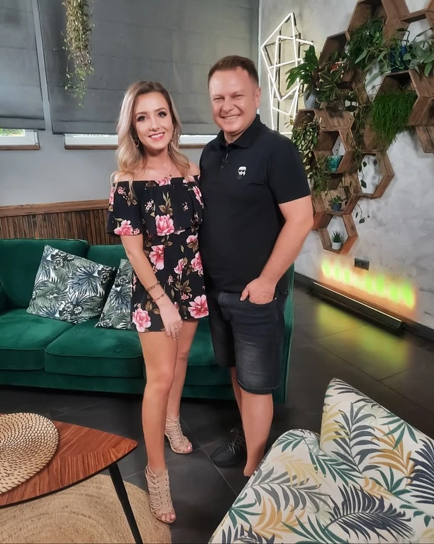 Uwagę fanów zwróciły jej zgrabne nogi! Śliczna gwiazdeczka disco polo zapozowała w kusej mini!