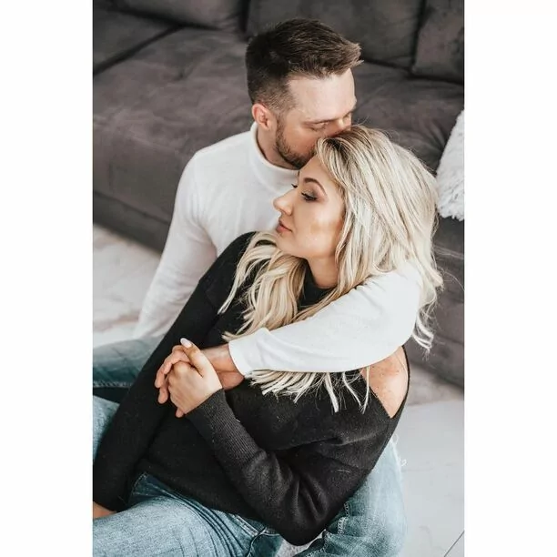 Radosne chwile uwielbianej wokalistki disco polo Małgosi z zespołu Camasutra! Dostała bukiet 50 róż! Fani składają gratulacje! 