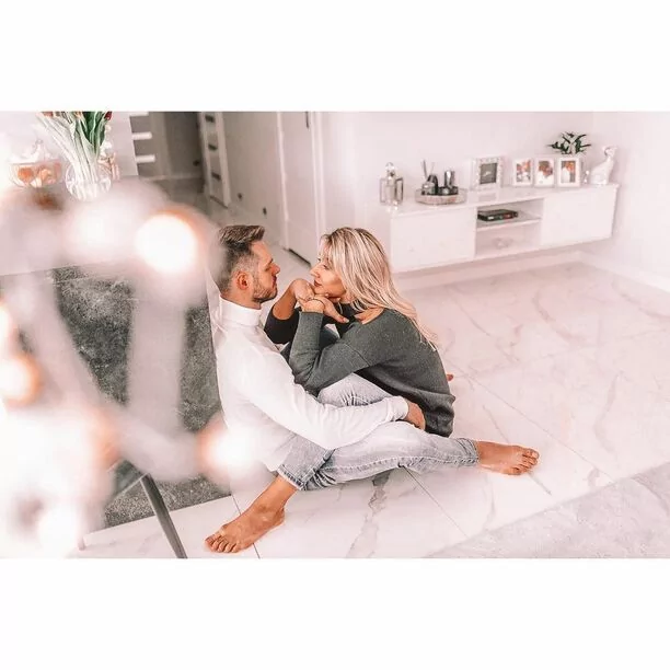 Radosne chwile uwielbianej wokalistki disco polo Małgosi z zespołu Camasutra! Dostała bukiet 50 róż! Fani składają gratulacje! 