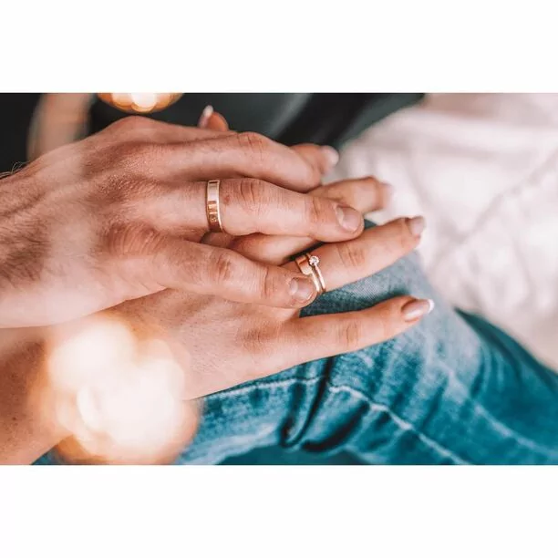 Radosne chwile uwielbianej wokalistki disco polo Małgosi z zespołu Camasutra! Dostała bukiet 50 róż! Fani składają gratulacje! 