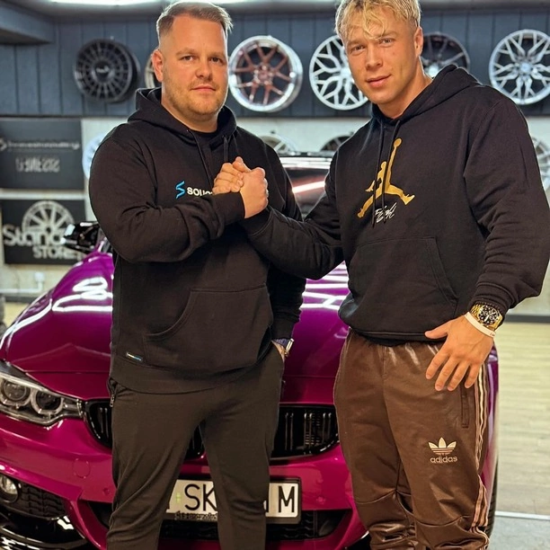 Co za fura! Skolim pochwalił się BMW i to w jakim kolorze! Wygląda przepięknie!