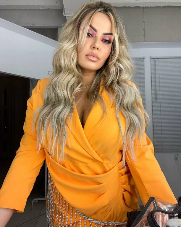 Znana wokalistka disco polo kusi w wannie pełnej piany! Gorące kadry gwiazd Topky podbijają internet! [ZDJĘCIA]