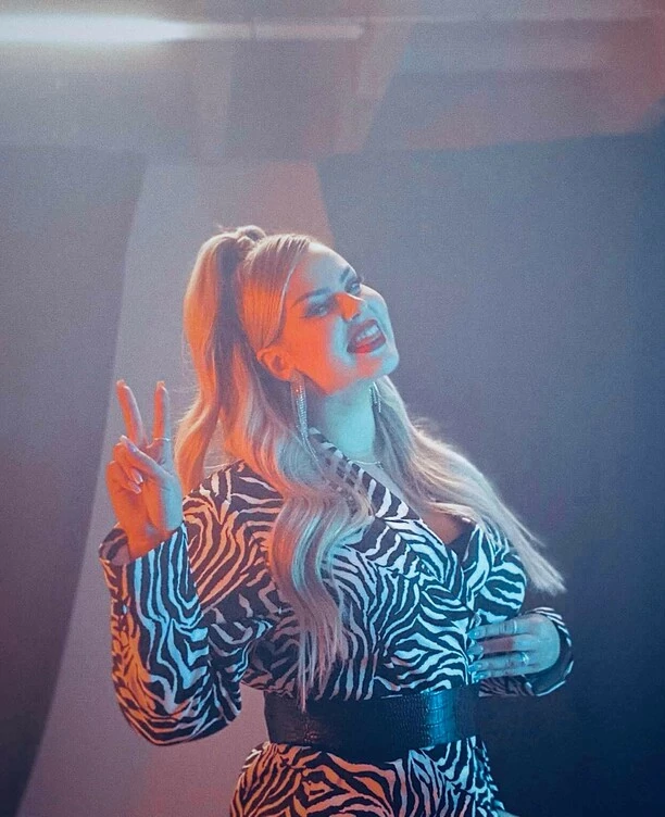 Znana wokalistka disco polo kusi w wannie pełnej piany! Gorące kadry gwiazd Topky podbijają internet! [ZDJĘCIA]