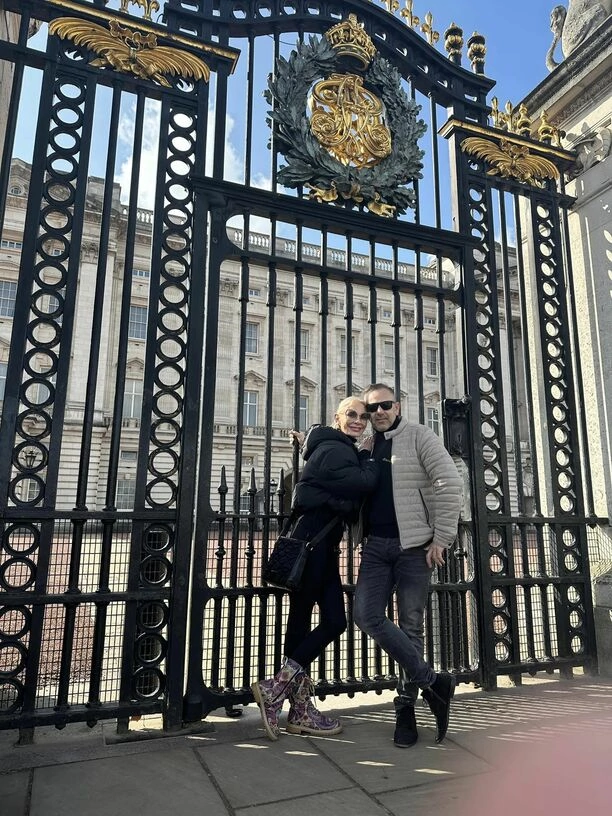 Znane małżeństwo disco polo podbija LONDYN! Artyści pokazali prywatne zdjęcia w sieci! Fani „na herbatce u samego KRÓLA„