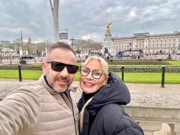 Znane małżeństwo disco polo podbija LONDYN! Artyści pokazali prywatne zdjęcia w sieci! Fani „na herbatce u samego KRÓLA„