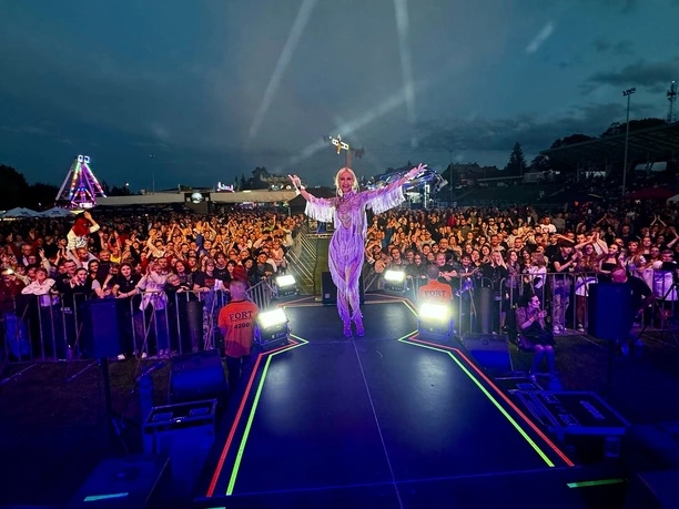 Co za widowisko! Gwiazdy disco polo Mejk w Pełczycach: Niezapomniany Koncert i Tłumy Fanów!
