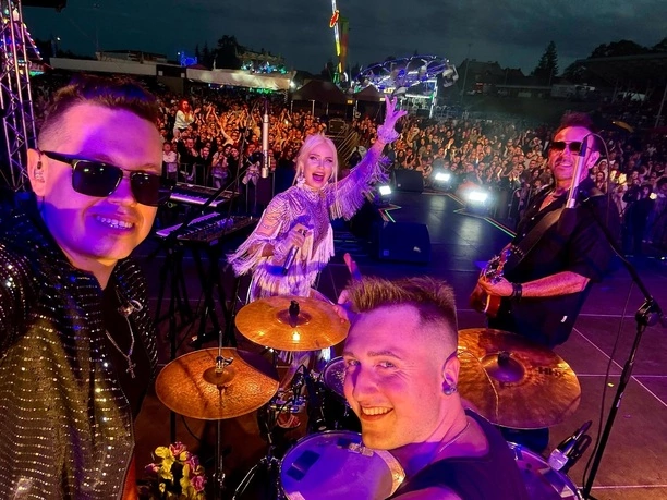 Co za widowisko! Gwiazdy disco polo Mejk w Pełczycach: Niezapomniany Koncert i Tłumy Fanów!
