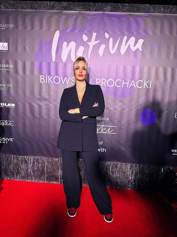 Diva disco polo?! Paula Karpowicz Topky w przepięknym garniturze! Zobaczcie ZDJĘCIA z pokazu mody Bikowski / Prochacki