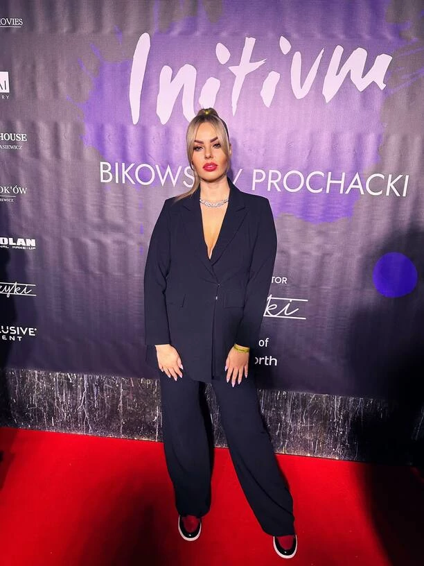Diva disco polo?! Paula Karpowicz Topky w przepięknym garniturze! Zobaczcie ZDJĘCIA z pokazu mody Bikowski / Prochacki