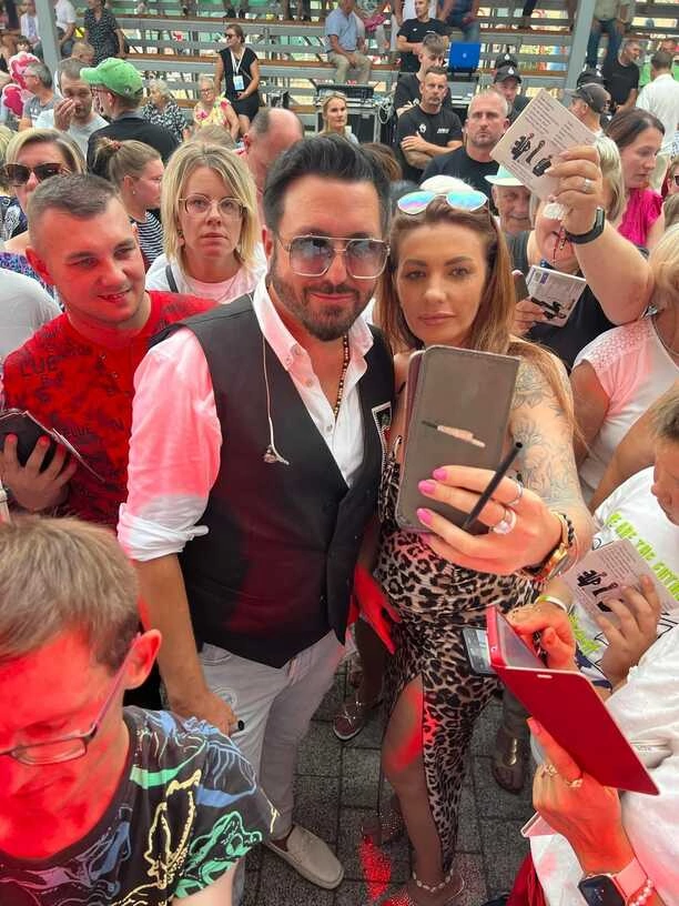 Andre skradł serca fanów w Ryczywole! To, co zrobił po koncercie, zachwyciło wielu osób! | ZDJĘCIA
 