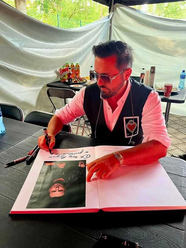 Andre skradł serca fanów w Ryczywole! To, co zrobił po koncercie, zachwyciło wielu osób! | ZDJĘCIA
 