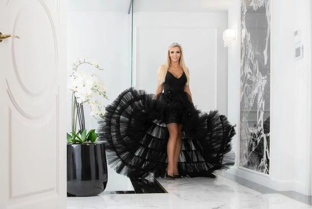 Znana i uwielbiana wokalistka disco polo pokazała bardzo głęboki dekolt! Uwielbia prowokować! Tym razem wygląda jak królowa balu?! 