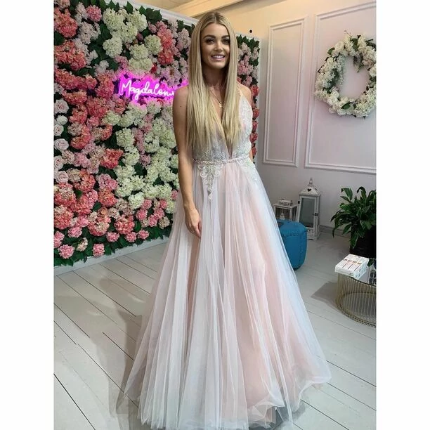 Prześliczna prezenterka Polo TV zachwyca stylizacjami znanej projektantki! Gwiazda disco polo wygląda jak milion dolarów! 